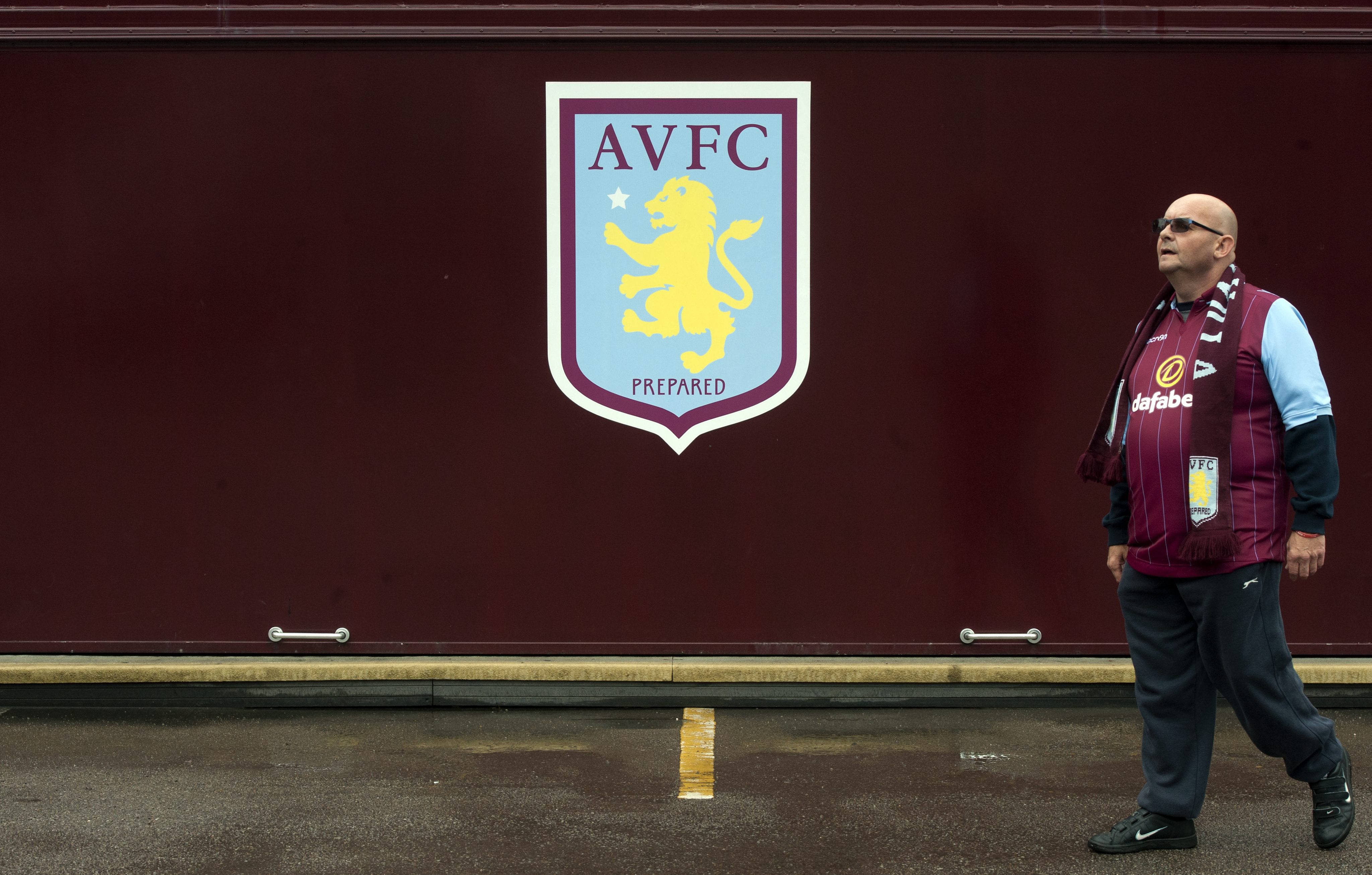 วิลล่า-ไก่ เปิดศึกนอกสนาม! แย่งลายเซ็นต์ 'มาร์มูช' เสริมคม