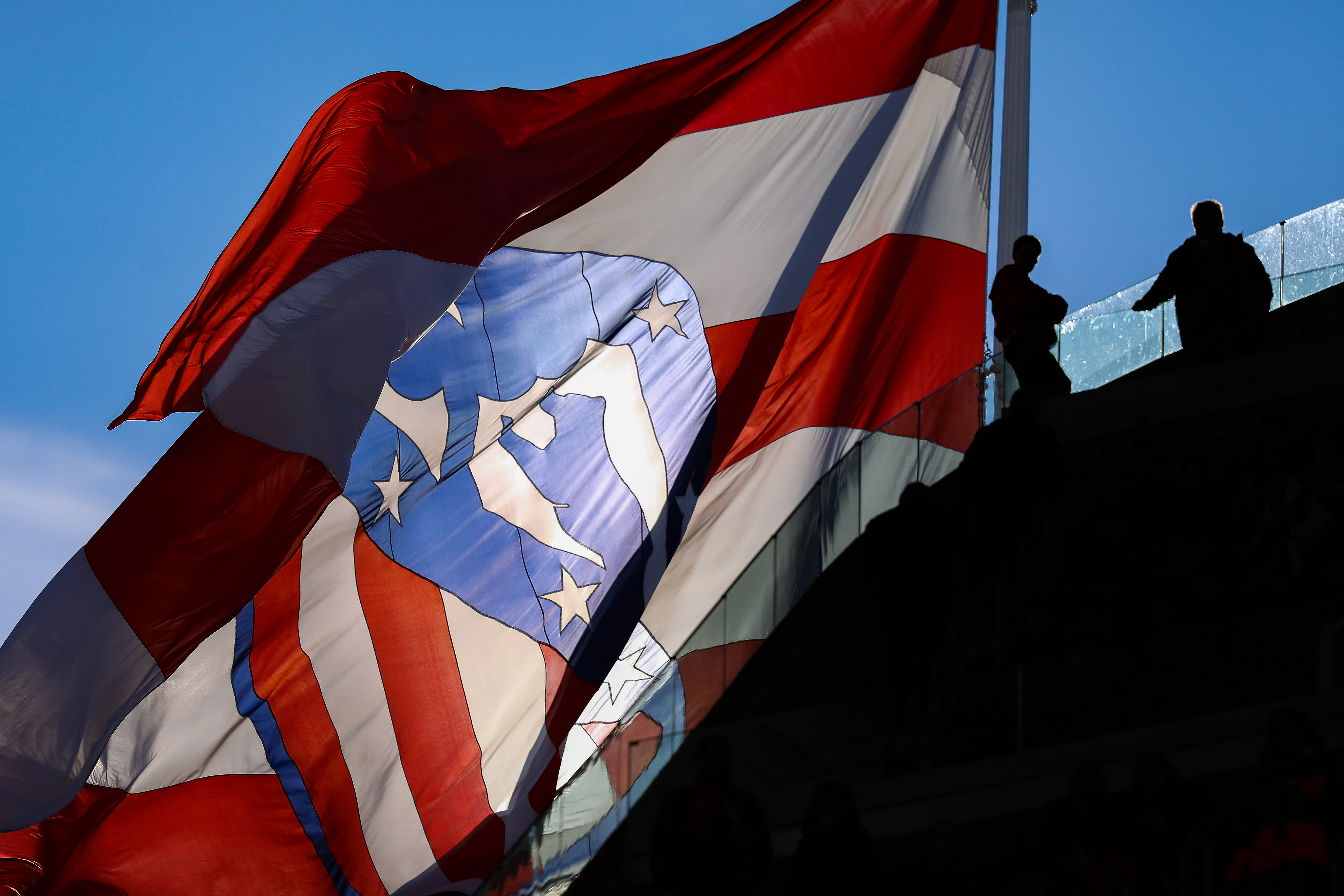 ตราหมีสนคว้า 'มาร์ค กาซาโด' เสริมแกร่ง ม.ค.นี้, ผีแดงอกหัก?