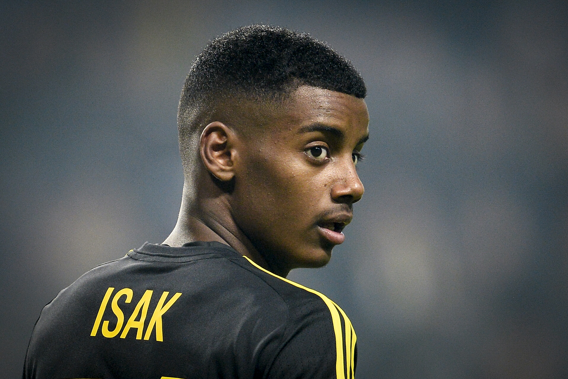 ตราหมีสนดึง อิซัค เสริมคม! หงส์แดงพร้อมปล่อยจริงหรือ?