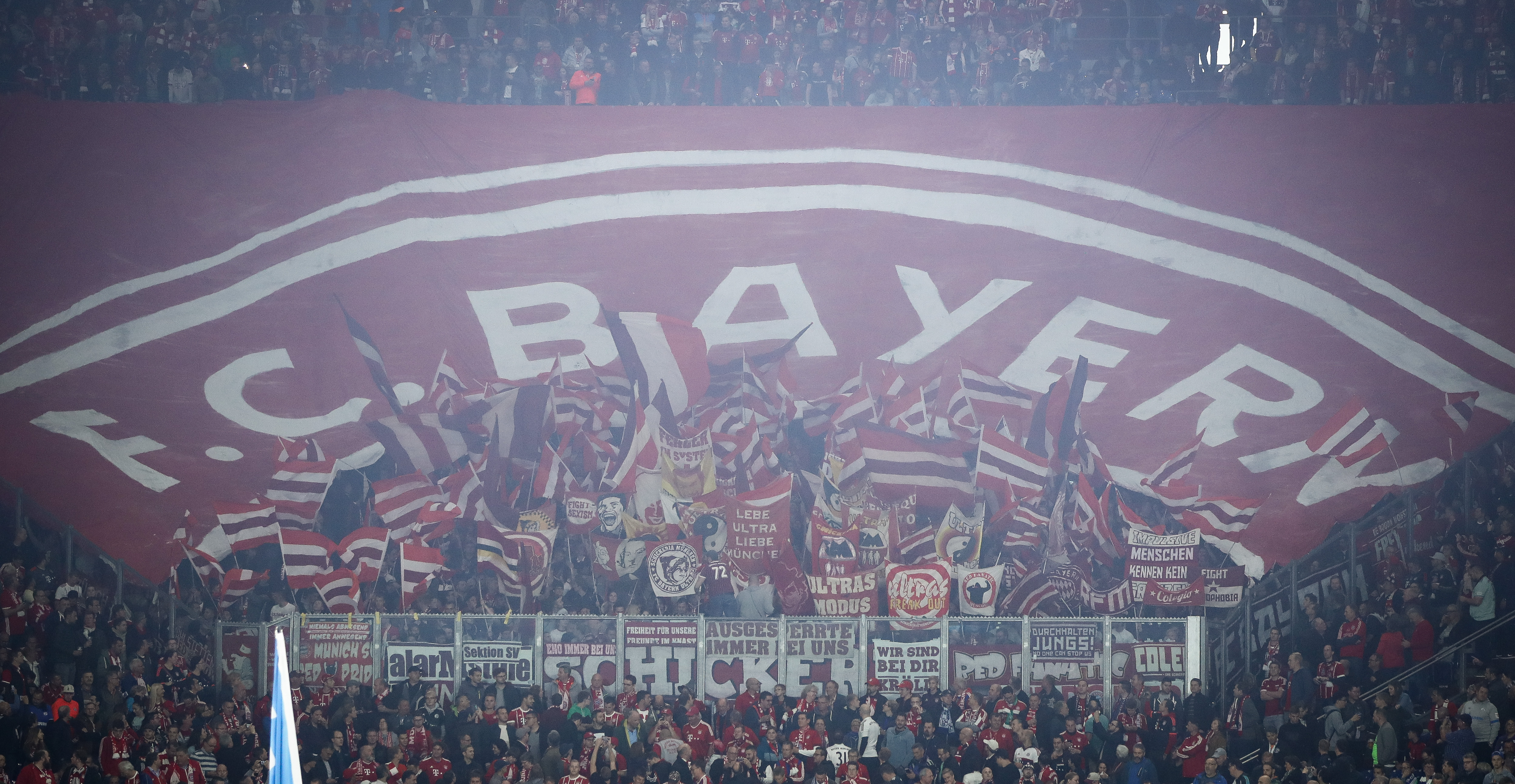 เสือใต้แซงบาร์ซ่า! เปิดศึกนอกสนามล่าตัวฟาน เดอ เฟน เสริมแกร่งแนวรับ