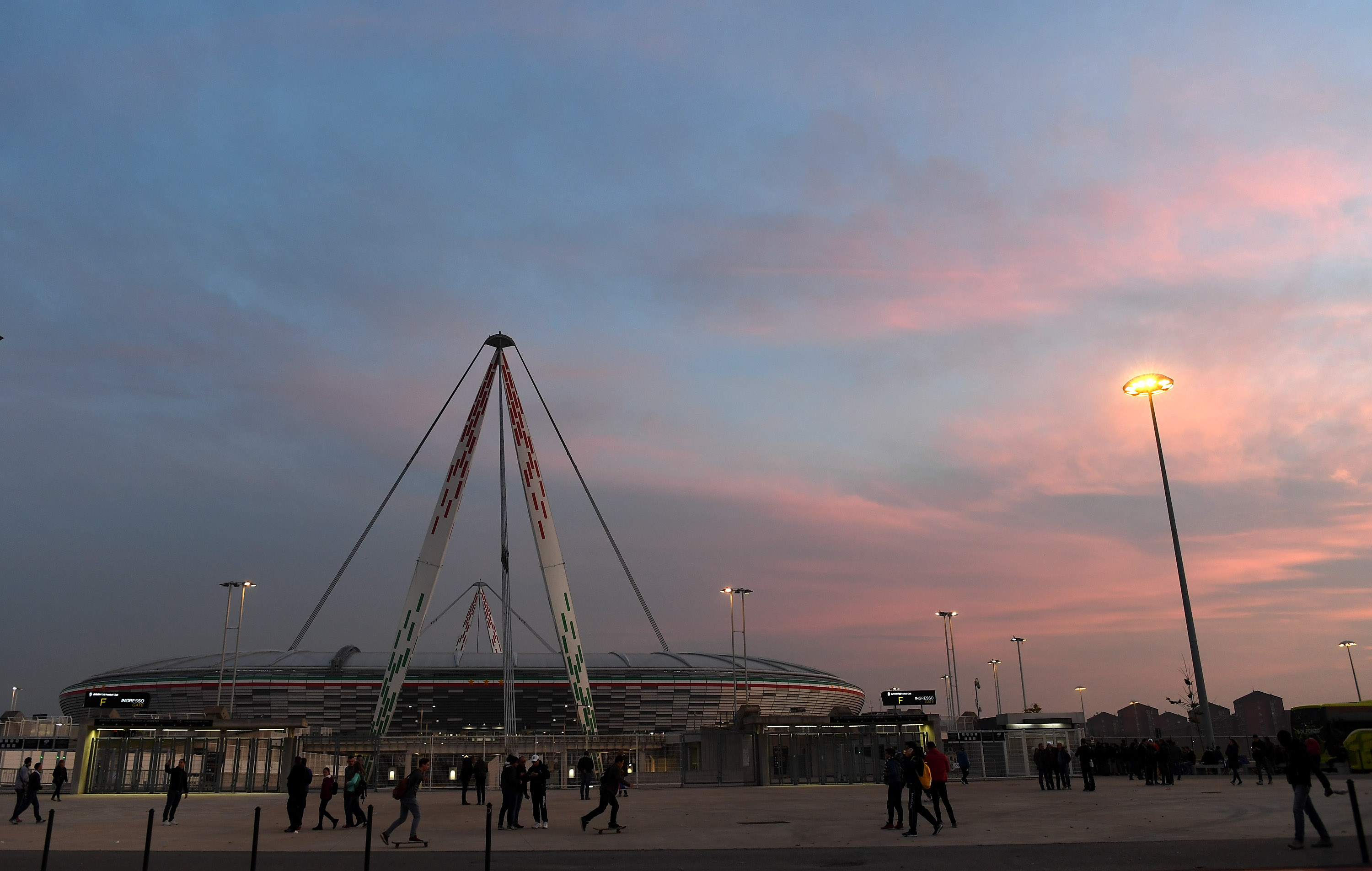 ม้าลายเปิดรังดวลเหยี่ยว! ยูเวนตุสหวังบดเบนฟิก้า การันตีตั๋วเพลย์ออฟ