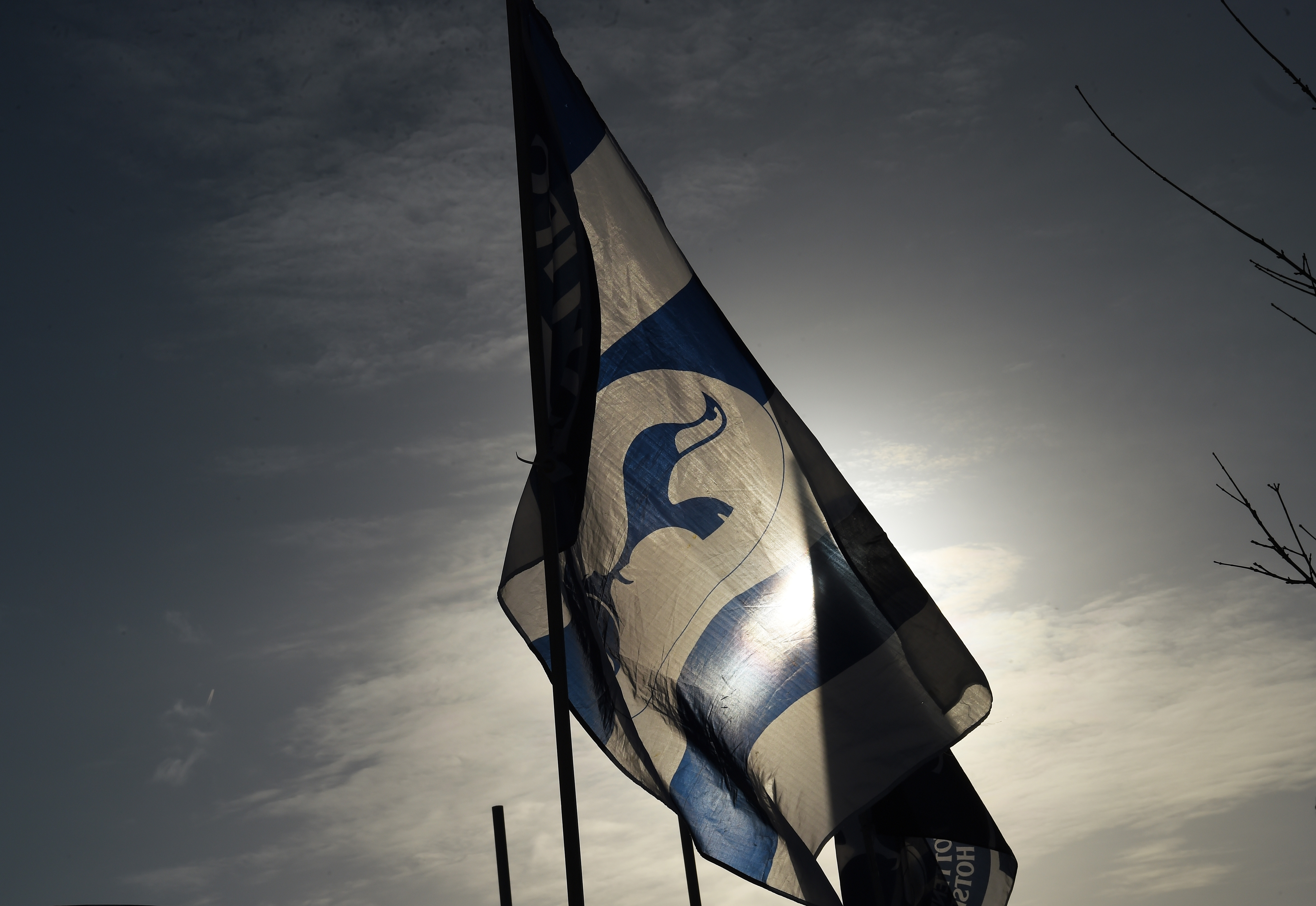 สเปอร์สทุ่มสุดตัว? จ่อตั้ง "เด แซร์บี" กู้สถานการณ์หนีตกชั้น